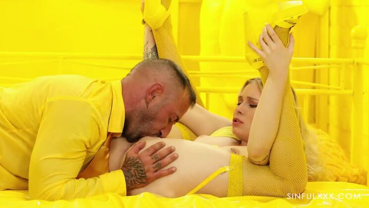 Blonde Yellow Seduction: Deepthroat Fantasies
