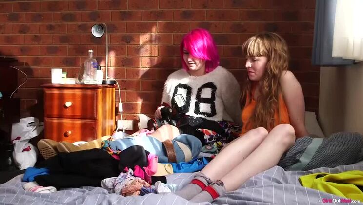 Noelle And Pia Peeing Backstage