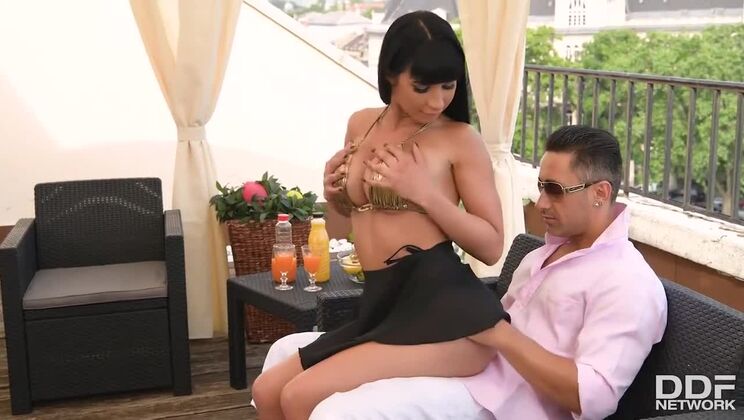 [DDFNetworkVR] - Outdoor Fun with Valentina Ricci - Valentina Ricci