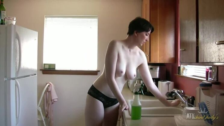 Inara Byrne's Kitchen Cleaning Session Features Her Nude Mature Body