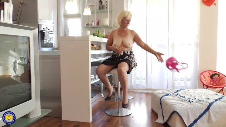 [Mature.nl] - Janice The Blonde Bombshell Gets Wild And Wet - Janice