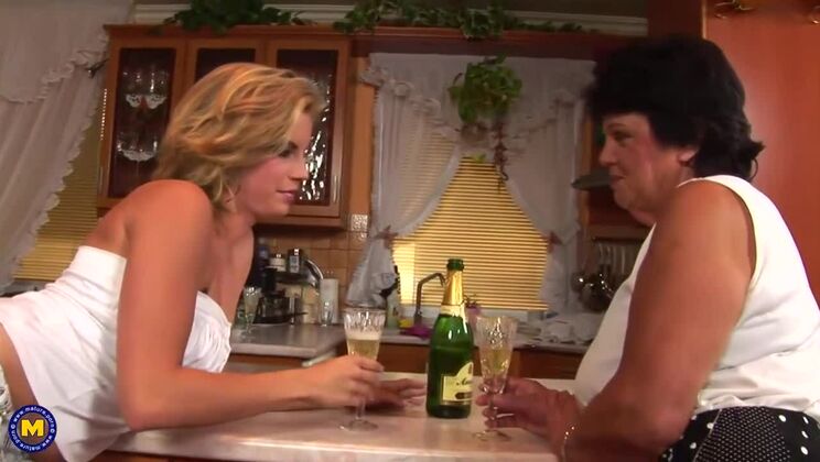 Kinky Lesbian Mature Fucking