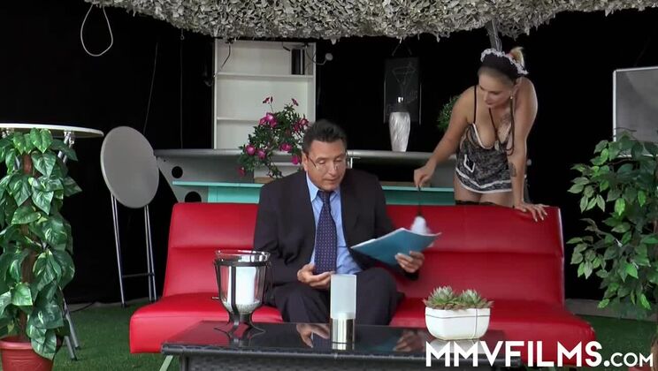 Mia Bitch's Anal Cristal Reinigung in Sexy Stockings