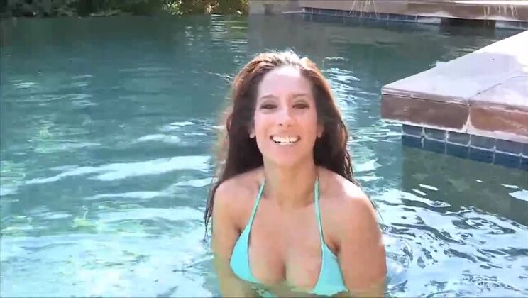 Zoey's Voyeuristic Upskirt Tease