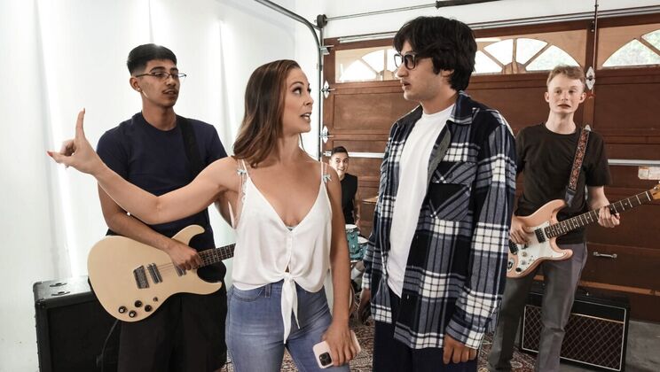 [Brazzers] - Mom's Pussy Gets Licked