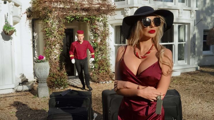 [Brazzers] - British Blonde Banging the Bellhop in the Shower