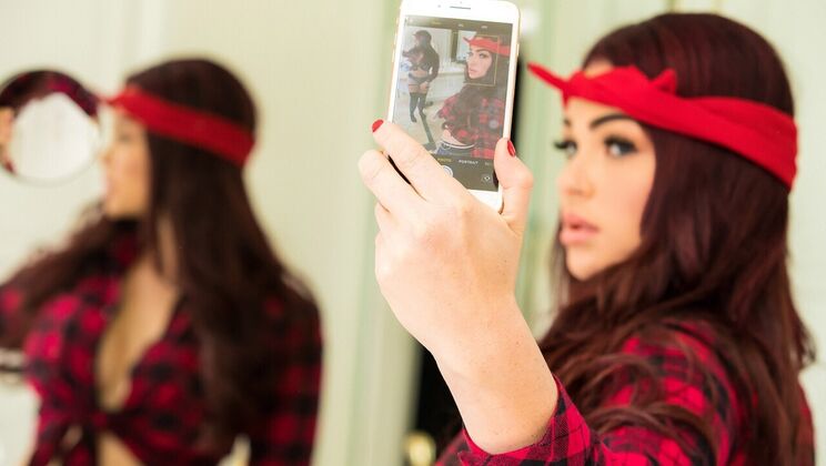 Piercing and Tits, a Deadly Selfie Combo!