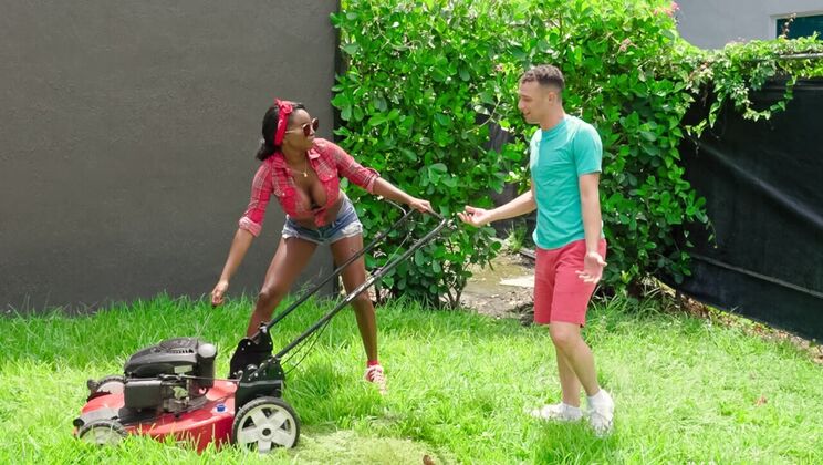 [MilfHunter] - MILF Neighbor Naomi Foxxx Gets Lucky