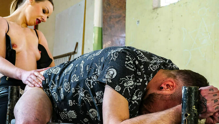 Lilit Sweet: Amateur Femdom Queen of Hardcore Sex