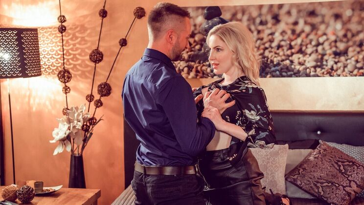 [MOMXXX] - Cheating Blonde Wife Gives Perfect Blowjob - Georgie Lyall - Alan Wake