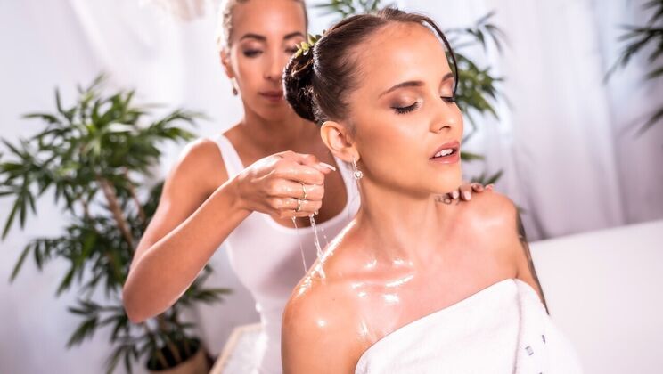 [MassageRooms] - Oiled Big Ass Czech Lesbians - Jennifer Mendez - Emily Bright