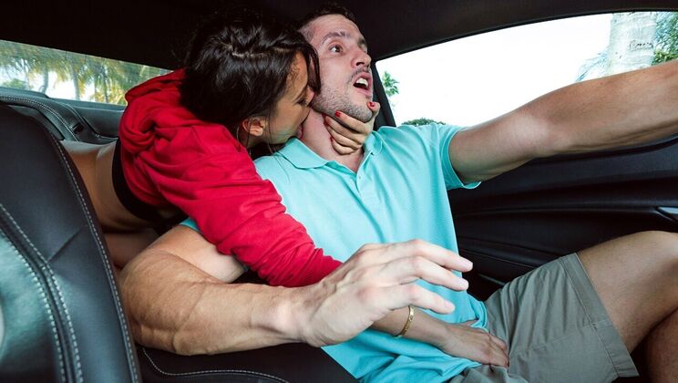 [MonsterCurves] - Driver Gets a Blowjob from Latina Luna