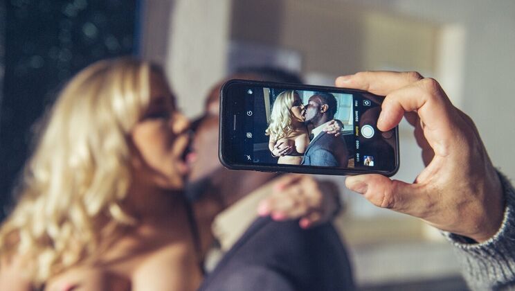 [FakeHubOriginals] - The Pub Prey: Athletic Blonde Targets Big Cock - Karlie Simon - Antonio Black - Marc Kaye