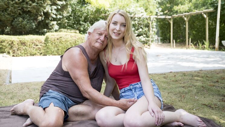 [Oldje] - Outdoor Escapade with Elderly Yogi and Blonde