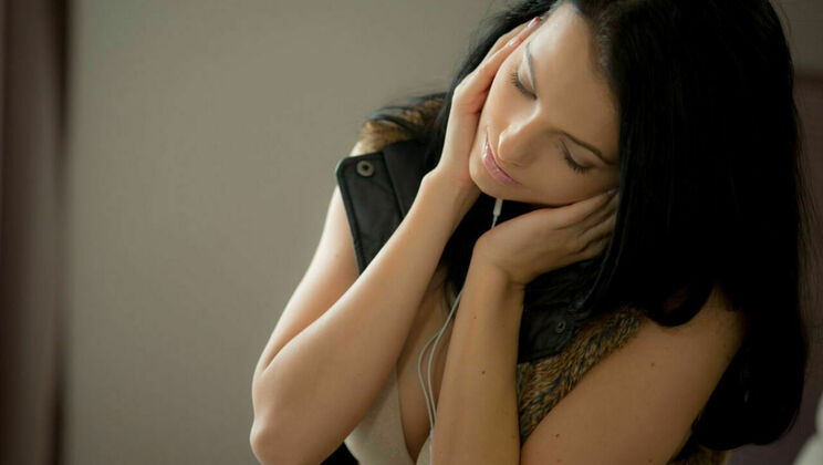 The Pierced Piercer: Sapphira A's Masturbation Frenzy