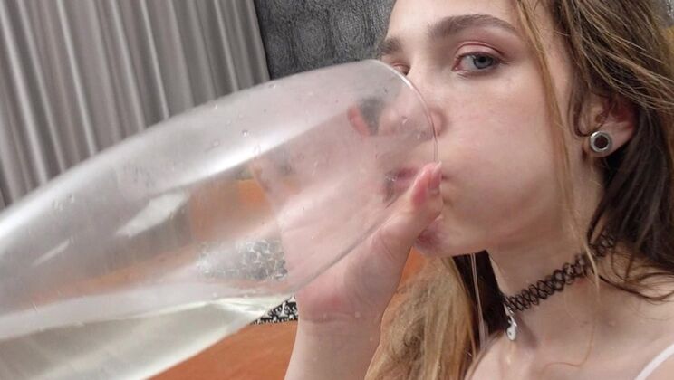 [ErikaKortiStudio] - Teenager Ellie Wain Loves BBC Bukkake - Momo - Ellie Wain - Romeo Fist