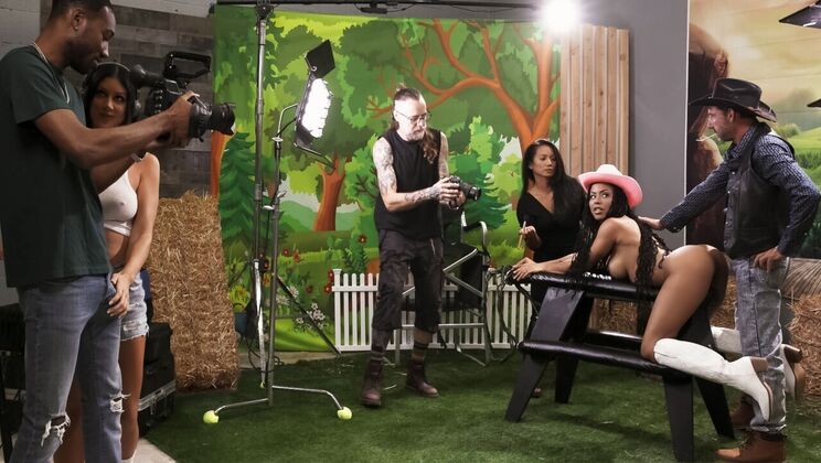 [WorkMeHarder] - Hollywood Cash Takes on Two Busty Beauties - Kira Noir - Queenie Sateen - Hollywood Cash