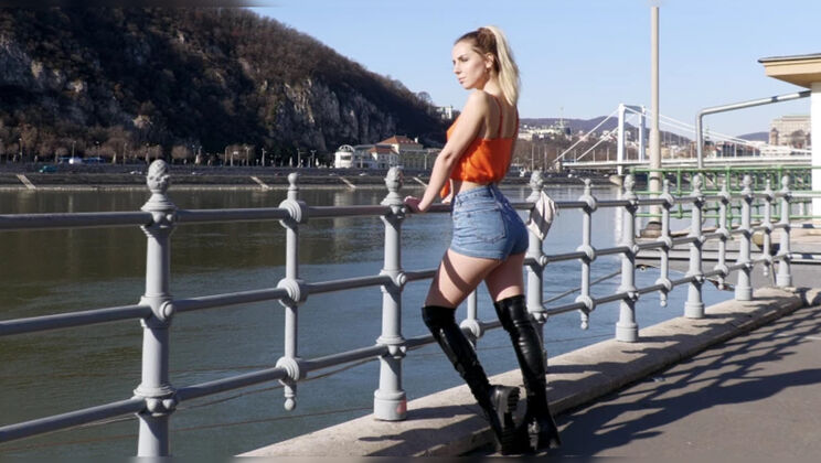 Dee Vine Licks Pussy in XXXX