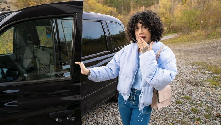 [FakeTaxi] -  Latina Girl Gives Blowjob in a Car for 20 Euros - Mih Ninfetinha