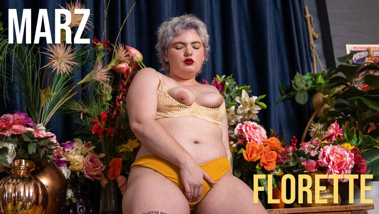 Pale Beauty Marz Masturbates