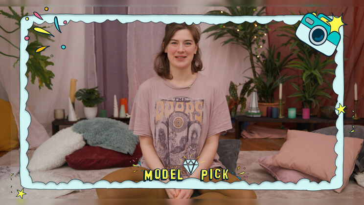 Lesbian Threesome? Nikita & Leyla L Get Dirty