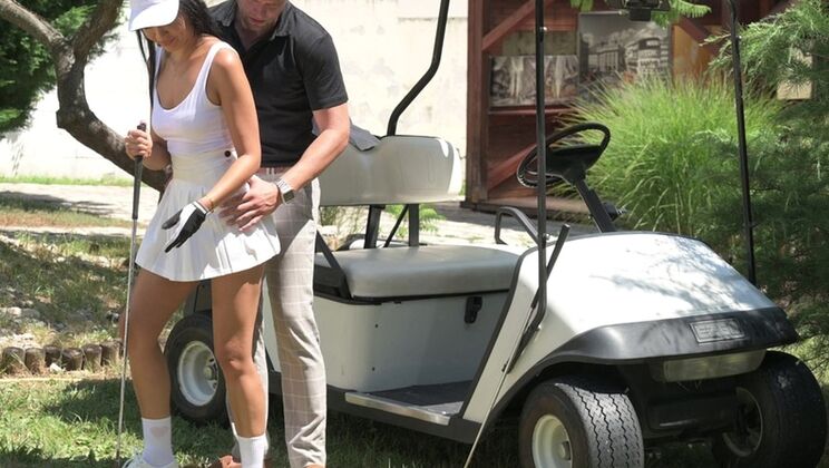 Vince Karter Gives Asia Vargas a Nude Outdoor Blowjob and Facial