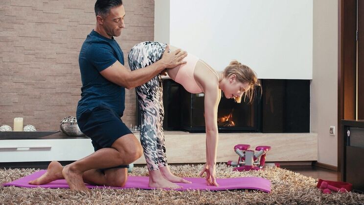 Facial Cumshot For European Yoga Girl With Smooth Pussy